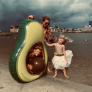 SWIM ESSENTIALS 牛油果充氣浮床+沙灘球